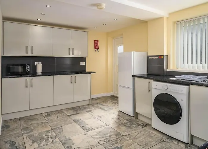 Spacious 4bed Home, Sleeps 10, Pool Table, Parking, Perfect For Groups شقة *