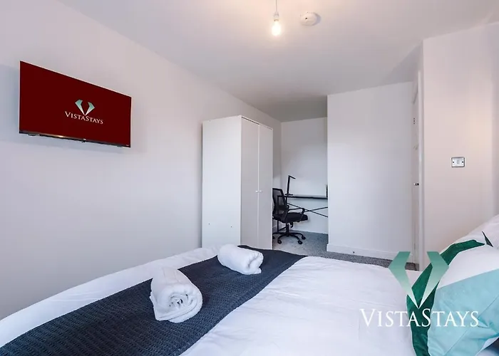 Casa de Férias Large 5bdr House By Vista Short Lets & Serviced Salford With Pool Table, Ps4 & Private Parking