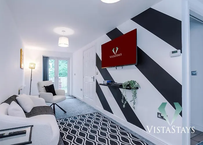 Casa de Férias Large 5bdr House By Vista Short Lets & Serviced Salford With Pool Table, Ps4 & Private Parking *