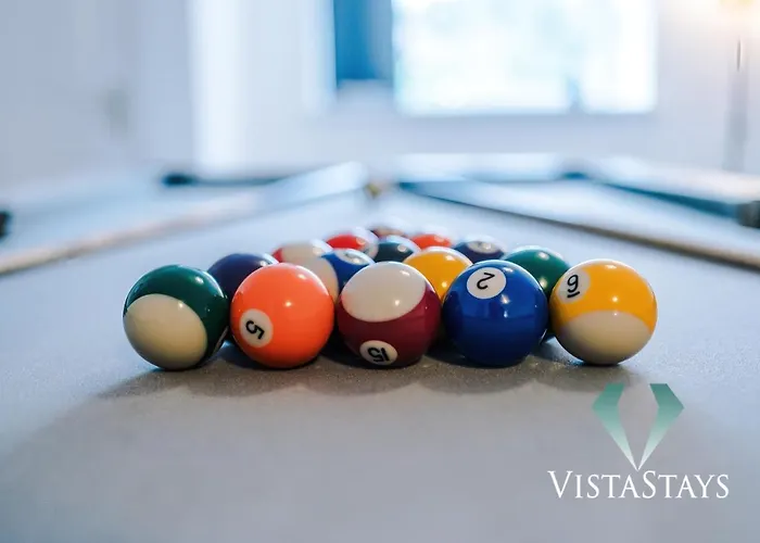 Casa de Férias Large 5bdr House By Vista Short Lets & Serviced Salford With Pool Table, Ps4 & Private Parking *