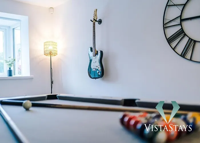 Large 5bdr House By Vista Short Lets & Serviced Salford With Pool Table, Ps4 & Private Parking *