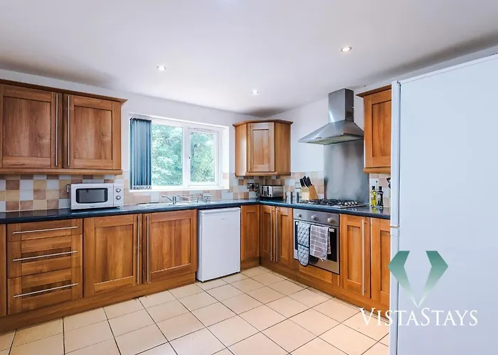 Large 5bdr House By Vista Short Lets & Serviced Salford With Pool Table, Ps4 & Private Parking * Manchester