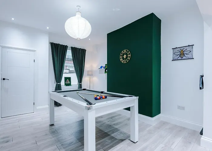 Sleeps 6, Pool Table, Free Parking, Perfect For Groups, Long Term Disc Manchester