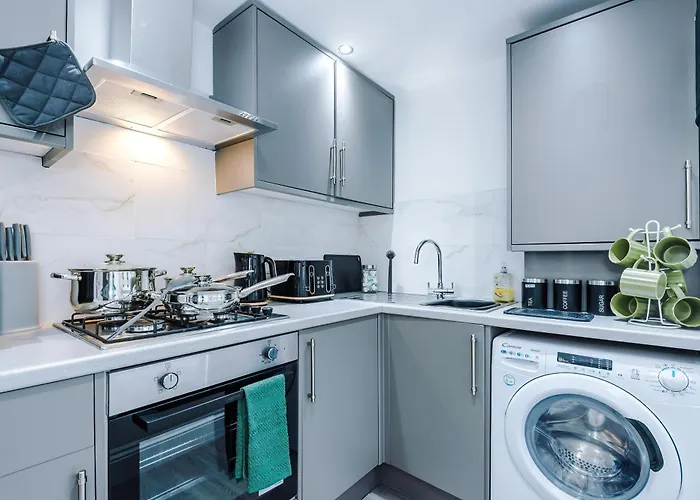 Apartment Sleeps 6, Pool Table, Free Parking, Perfect For Groups, Long Term Disc