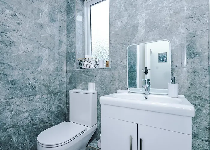 Apartment Sleeps 6, Pool Table, Free Parking, Perfect For Groups, Long Term Disc Manchester