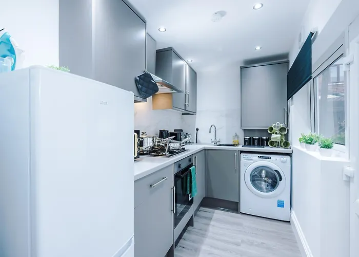 Sleeps 6, Pool Table, Free Parking, Perfect For Groups, Long Term Disc Apartment *