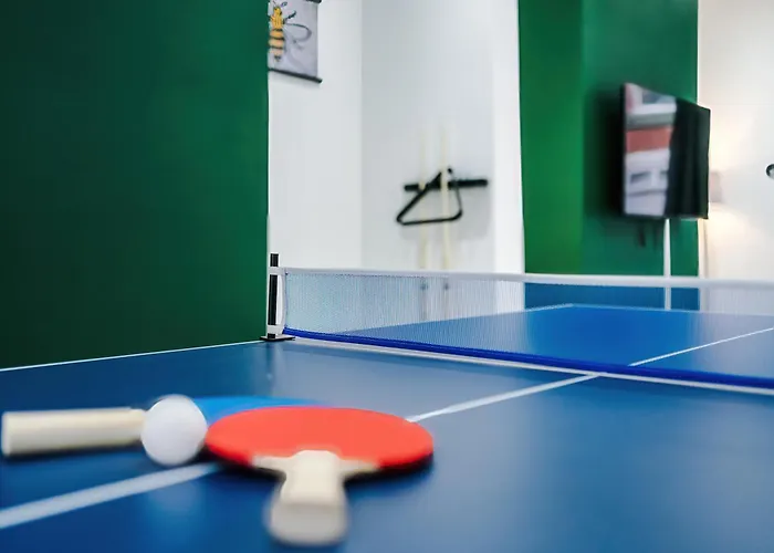 Sleeps 6, Pool Table, Free Parking, Perfect For Groups, Long Term Disc