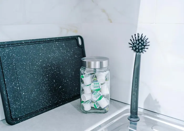 Sleeps 6, Pool Table, Free Parking, Perfect For Groups, Long Term Disc Apartment Manchester