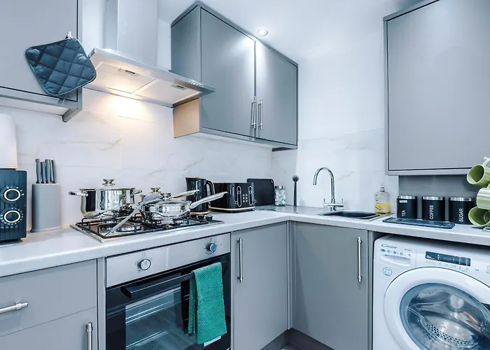 Sleeps 6, Pool Table, Free Parking, Perfect For Groups, Long Term Disc * Manchester