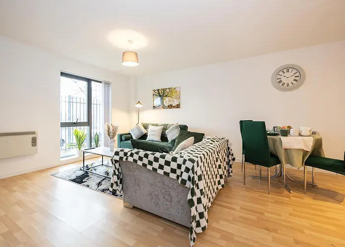 - Beautiful Serviced Apartment, Amazing Location, Close To Old Trafford, Centre, Media City, Etihad, Coop Live, Ao Arena, Salford Quays, Sleeps Up To 6, With Free Private Car Parking Apartment *