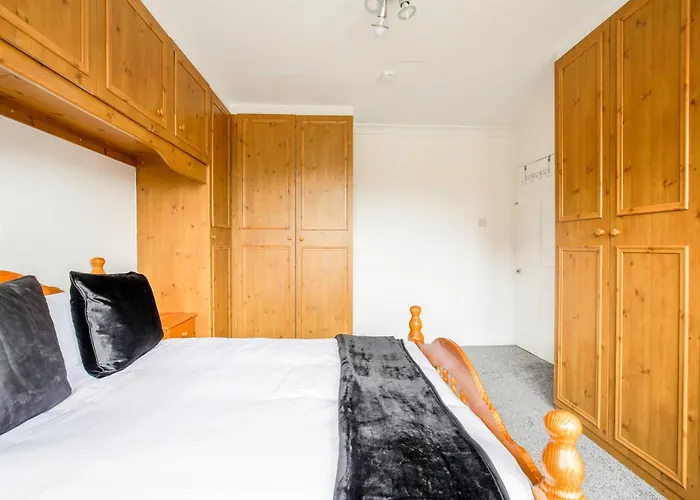 Дом отдыха 5-bedroom In Trendy Dibsbury Area With Parking