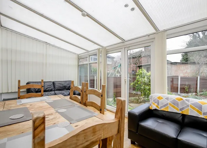 5-bedroom In Trendy Dibsbury Area With Parking * Манчестер