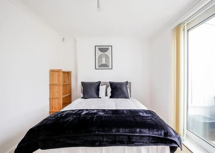 Дом отдыха 5-bedroom In Trendy Dibsbury Area With Parking