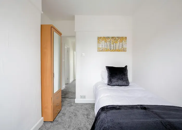 5-bedroom In Trendy Dibsbury Area With Parking Дом отдыха