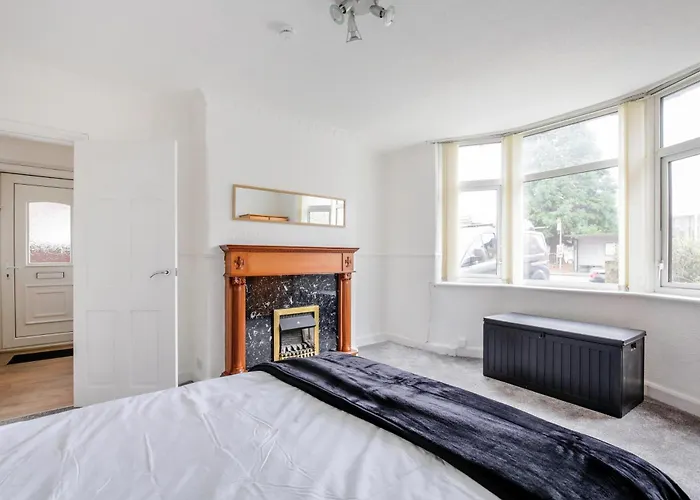 Дом отдыха 5-bedroom In Trendy Dibsbury Area With Parking