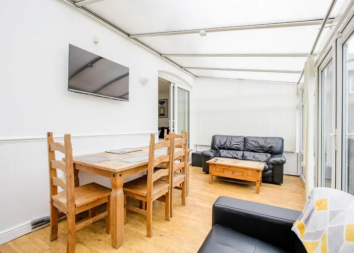 5-bedroom In Trendy Dibsbury Area With Parking Манчестер