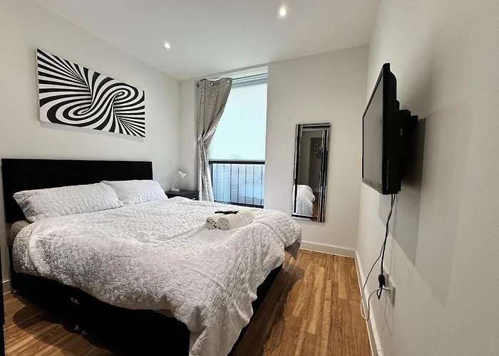 2br Waterfront Retreat Mcr