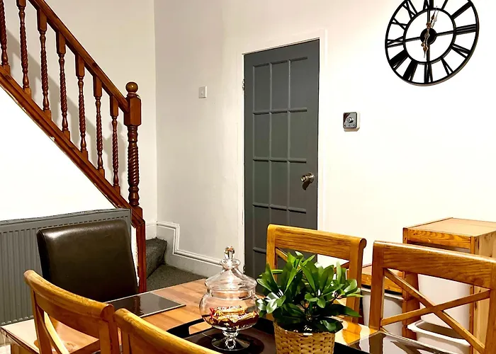 Cosy 3bdr In Levenshulme-close To Centre And Stockport Town- Free Parking- Wifi *