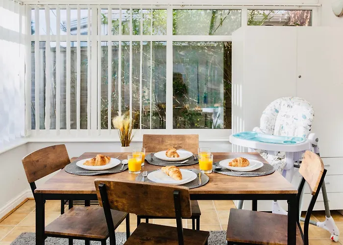 Cozy 3-bed Retreat Near Airport Ideal For Families & Groups *