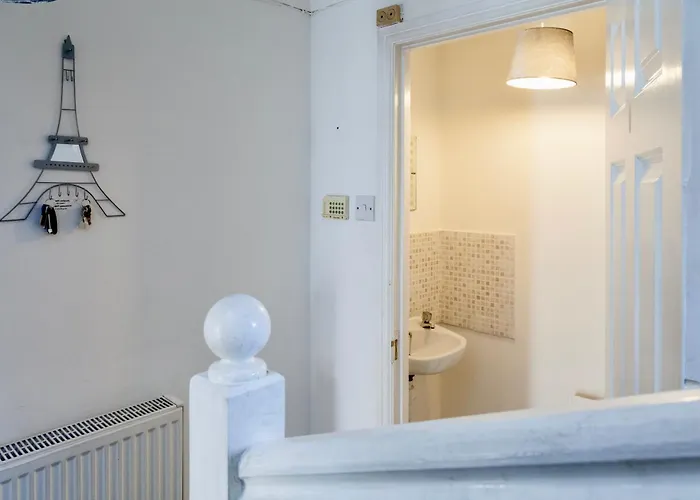 度假居 Cozy 3-bed Retreat Near Airport Ideal For Families & Groups *