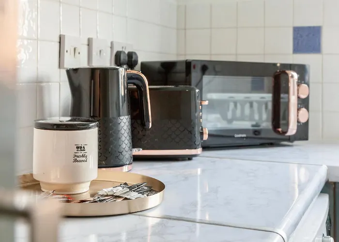 Cozy 3-bed Retreat Near Airport Ideal For Families & Groups 度假居 *