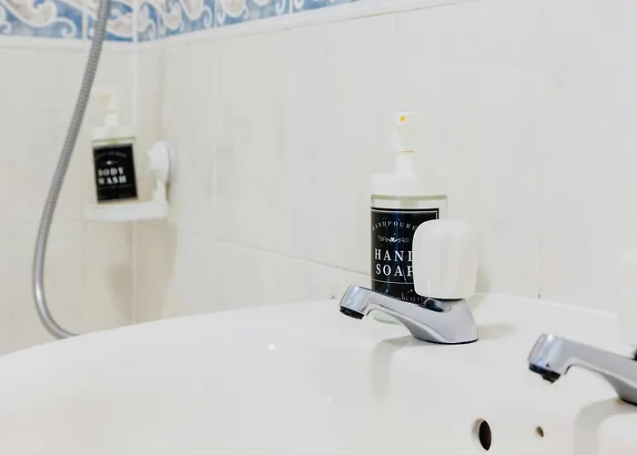 Cozy 3-bed Retreat Near Airport Ideal For Families & Groups *