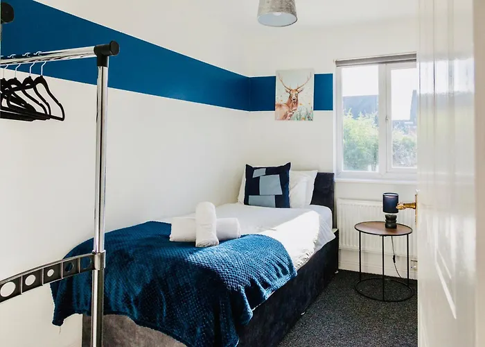 度假居 Cozy 3-bed Retreat Near Airport Ideal For Families & Groups *