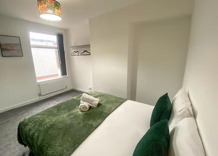 5 Bedroom Luxury Townhouse Near Centre, Sleep 16 דירה