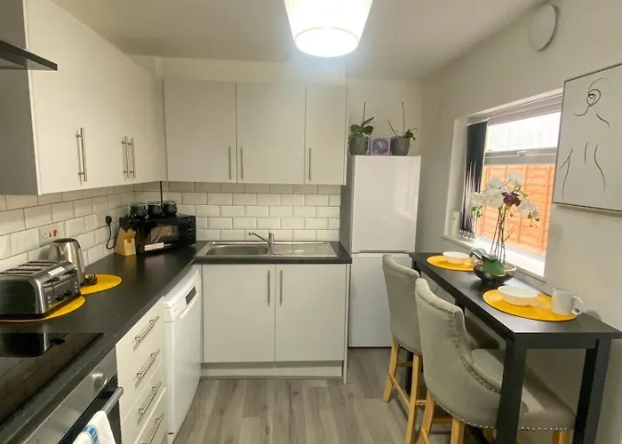 5 Bedroom Luxury Townhouse Near Centre, Sleep 16 דירה *