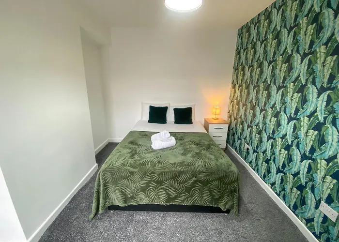 דירה 5 Bedroom Luxury Townhouse Near Centre, Sleep 16 *