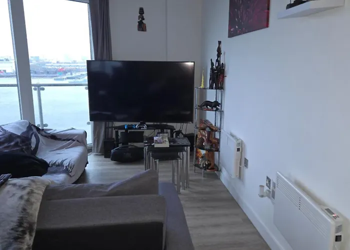 Lovely One Private Bedroom In Shared 2 Bedroom Homestay Manchester