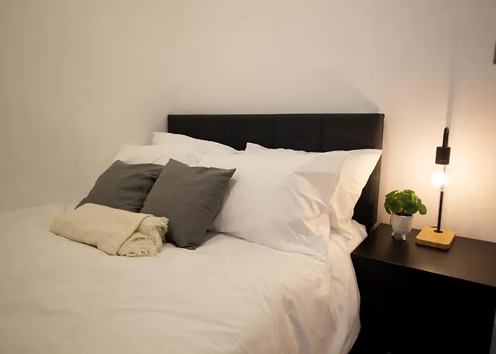 Stylish Cosy 4-bed Home, Sleeps Up To 10 With Large Sofa Bed, Near Royal Infirmary & Universities, Free Parking & Ultra-fast Wifi Manchester