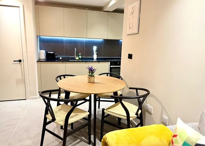 Elegant 2-bed 2-bath In With Balcony * 맨체스터