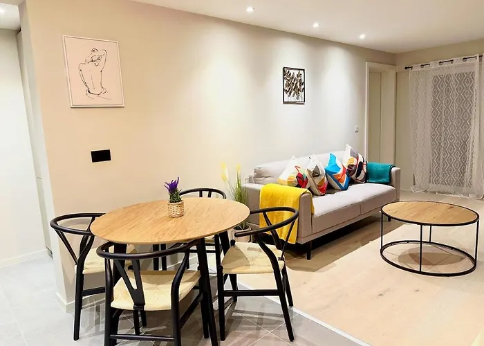 Elegant 2-bed 2-bath In With Balcony 맨체스터