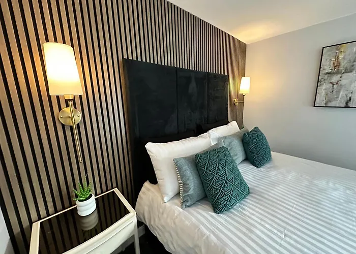 Stylish 4br Townhouse On Stretford Marina - Waterside In M32 *