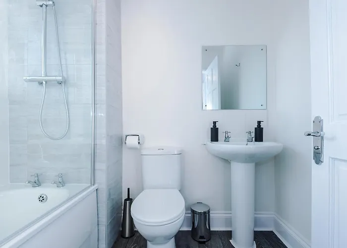 New!- Gorton Place By Greenstay Serviced - 4 Bed 3 Bath House In - Free Parking - Fast 250 Mbps Wi-fi - Ideal For Contractors, Business Travellers & Relocations - Close To Centre, Airport, Etihad Stadium - Long Wel