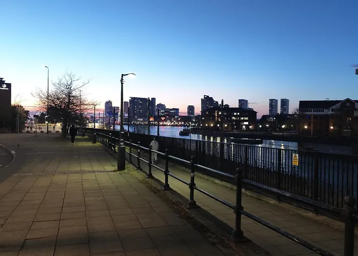 Penthouse-like With & Waterfront Views In Old Trafford With 500mbps Internet And Netflix * Manchester