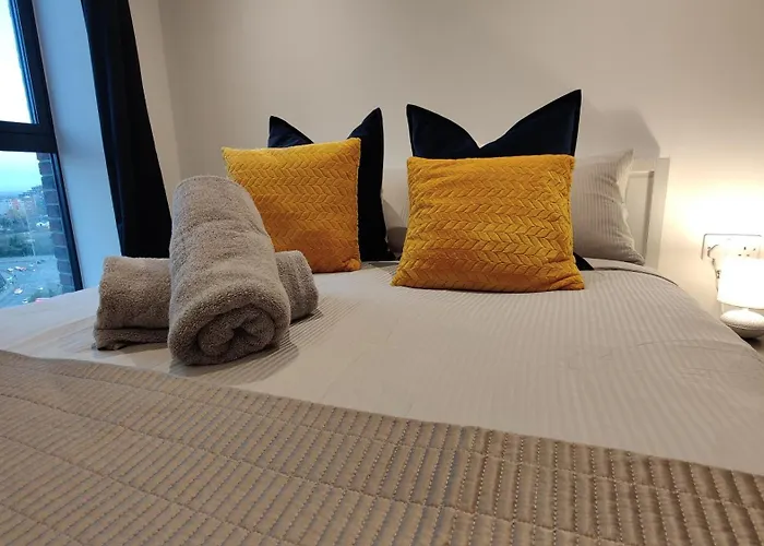 Penthouse-like With & Waterfront Views In Old Trafford With 500mbps Internet And Netflix