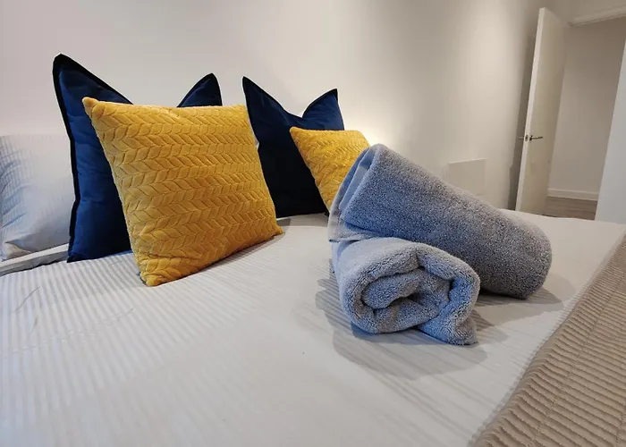 Penthouse-like With & Waterfront Views In Old Trafford With 500mbps Internet And Netflix