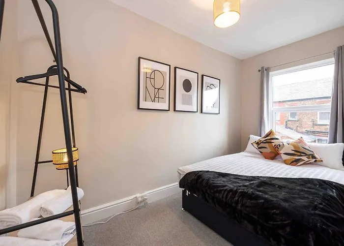 Spacious & Cozy In Salford בית נופש