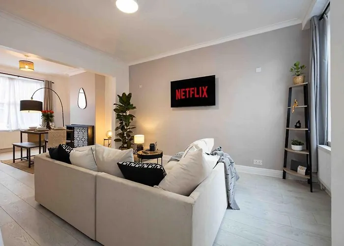 בית נופש Spacious & Cozy In Salford מנצ'סטר