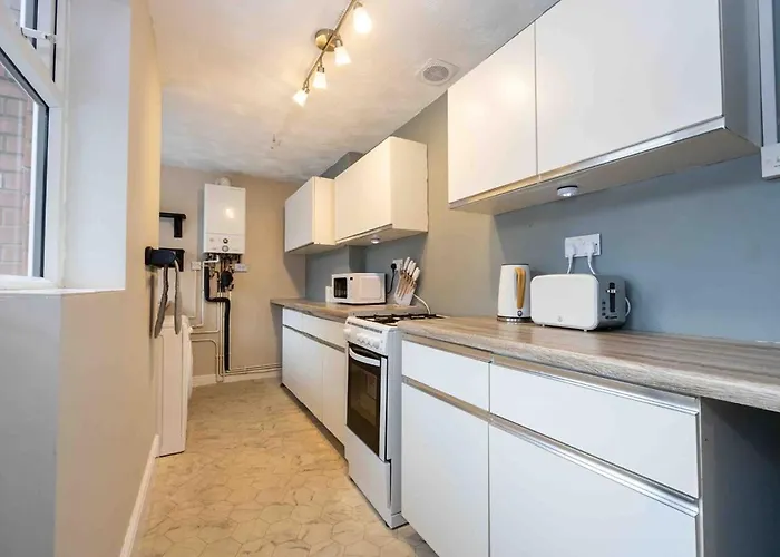 Spacious & Cozy In Salford בית נופש