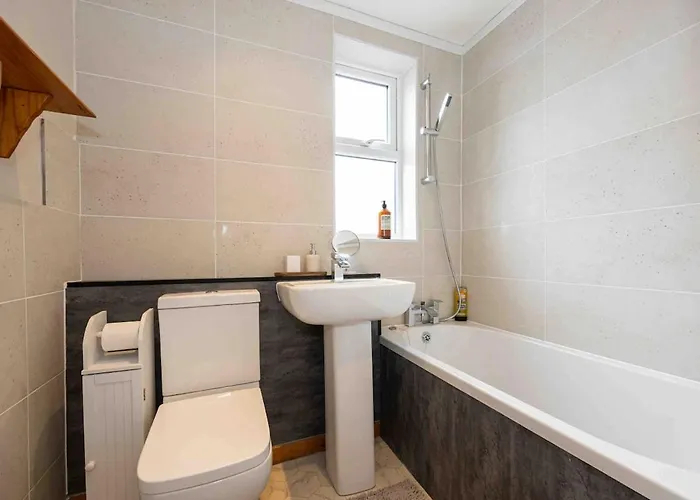 Spacious & Cozy In Salford *