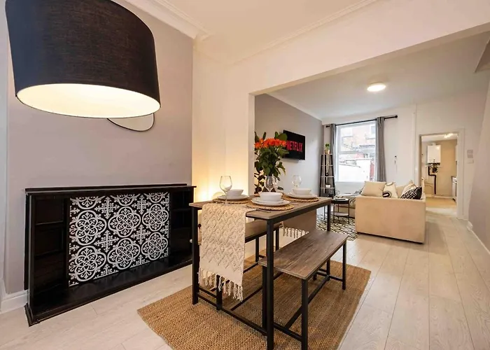 Spacious & Cozy In Salford