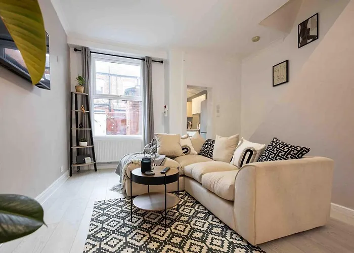 בית נופש Spacious & Cozy In Salford *