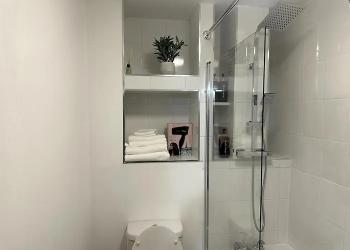 Inside City, Modern & Luxurious 2 Bed Apartment, Entire Unit