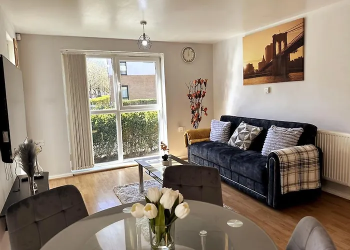 Inside City, Modern & Luxurious 2 Bed Apartment, Entire Unit