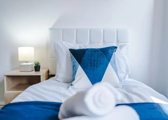 Tatil Evi New Large 4 Bedroom House, Sleeps 9, Games Room, Free Parking, Ps4