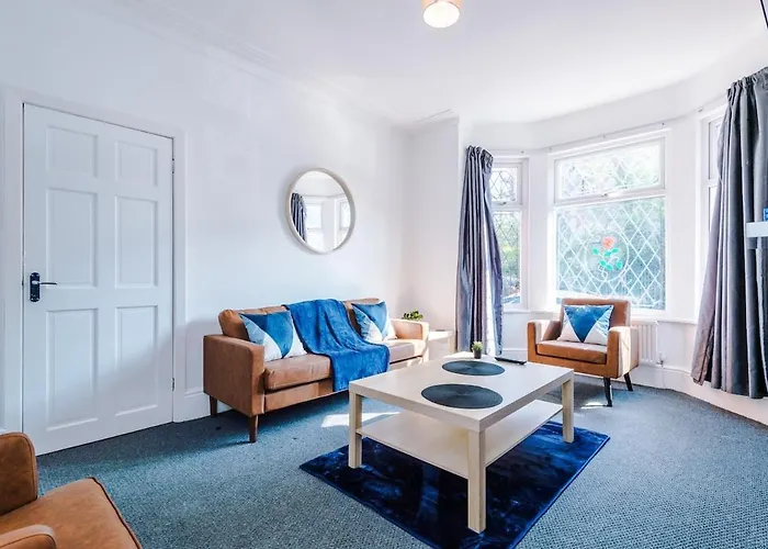 New Large 4 Bedroom House, Sleeps 9, Games Room, Free Parking, Ps4 Manchester