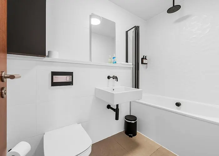 Free Parking - Roof Terrace - Luxury Townhouse Holiday home *